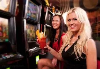 Do you get free drinks playing slots in vegas?