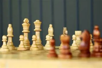 Do smart people play chess better?