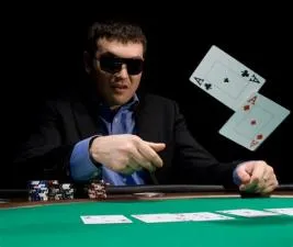 How much do pro poker players fold?