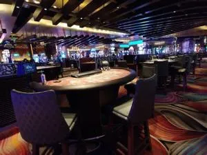 Are drinks free at tables in vegas?