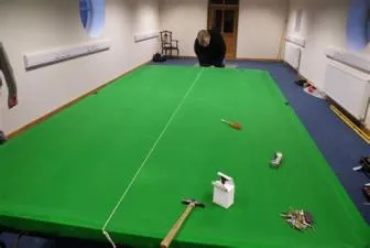Who makes the snooker table cloth?