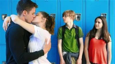 How to kiss your boyfriend at school?