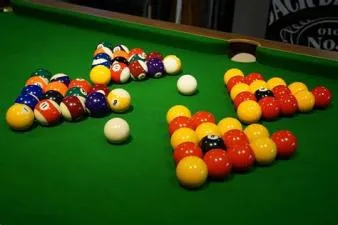 What is the difference between english pool and snooker?
