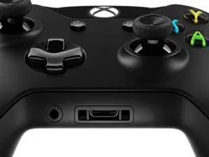 What is 3.5 mm jack used for in the xbox controller?