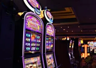 Do casinos control slot machine payouts?