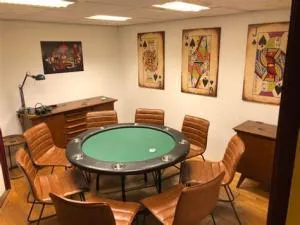 What color is best for poker room?