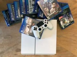 Can 3 people share ps4 games?
