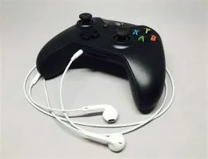 Can you hear your own mic on xbox?