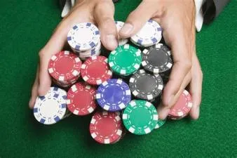 How many chips do you get at the start of poker?
