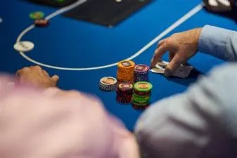 How many poker players make money?